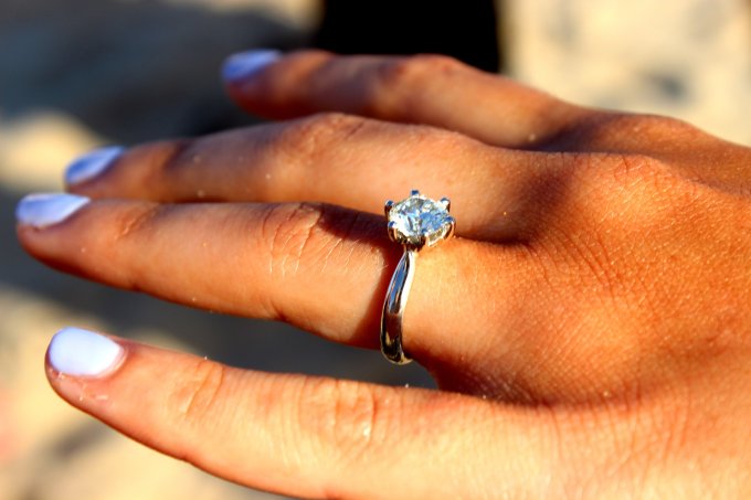 klasyczny pierścionek zaręczynowy